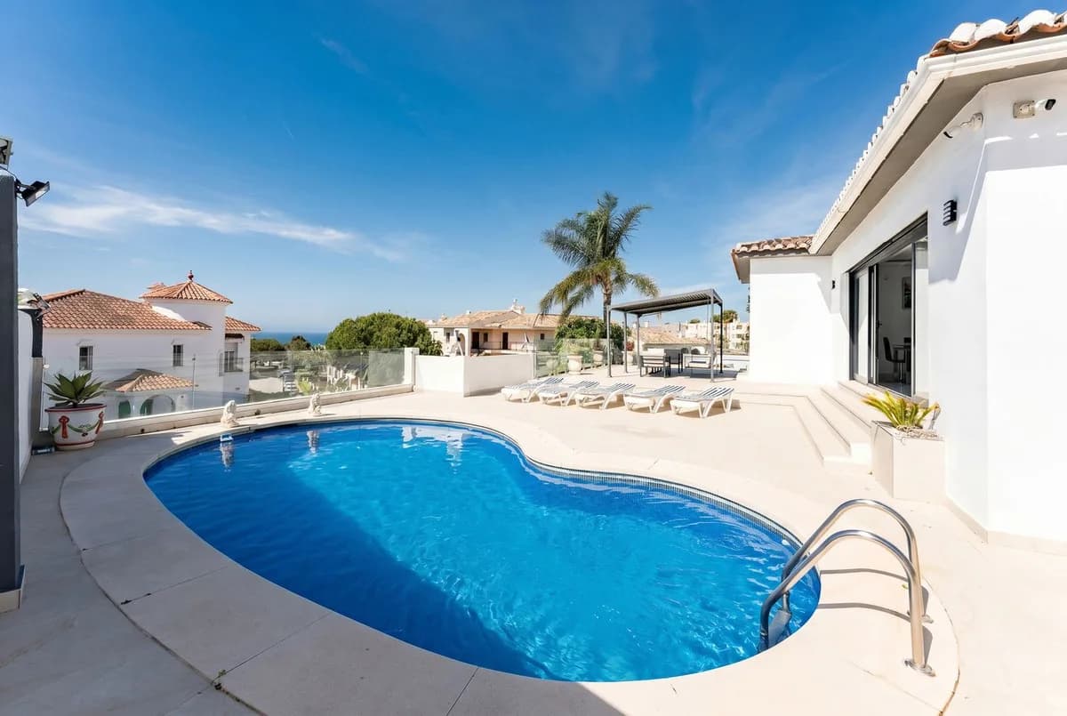 4 Bedroom Detached Villa for Sale in Riviera del Sol, Málaga