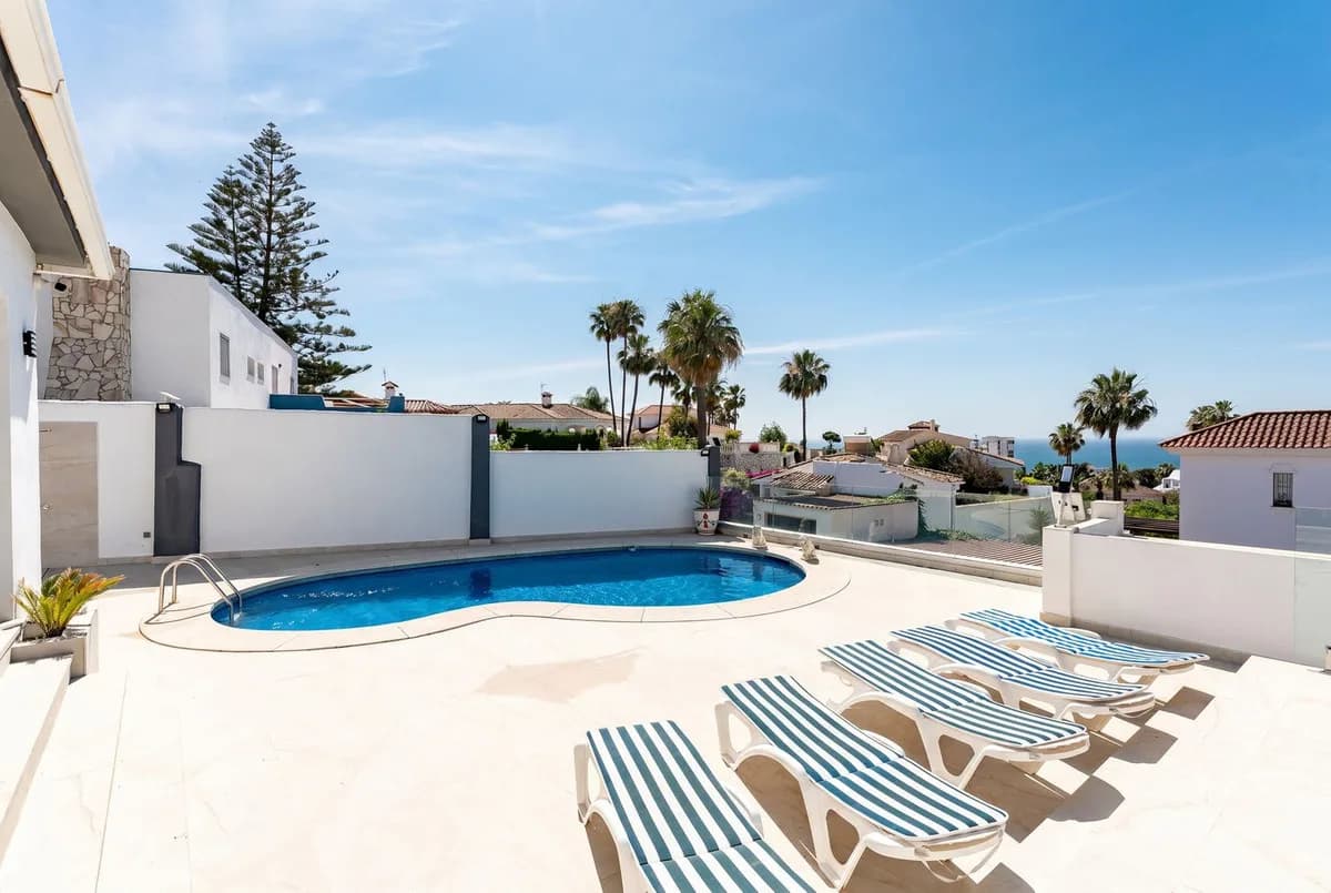 4 Bedroom Detached Villa for Sale in Riviera del Sol, Málaga - Image 3