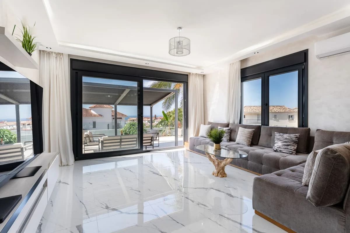 4 Bedroom Detached Villa for Sale in Riviera del Sol, Málaga - Image 5