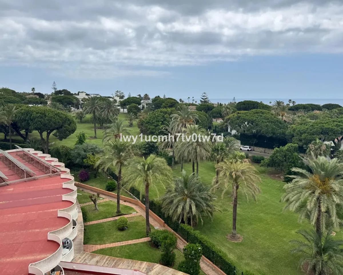 Middle Floor Studio for Sale in Marbella, Málaga - Image 8