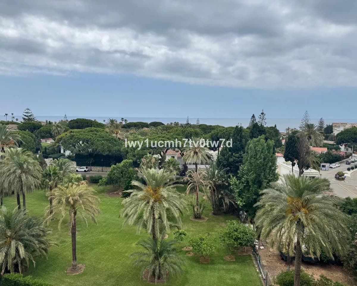 Middle Floor Studio for Sale in Marbella, Málaga - Image 9