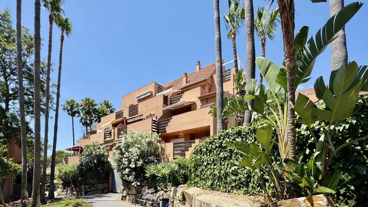 3 Bedroom Middle Floor Apartment for Sale in Casares Playa, Málaga - Image 2