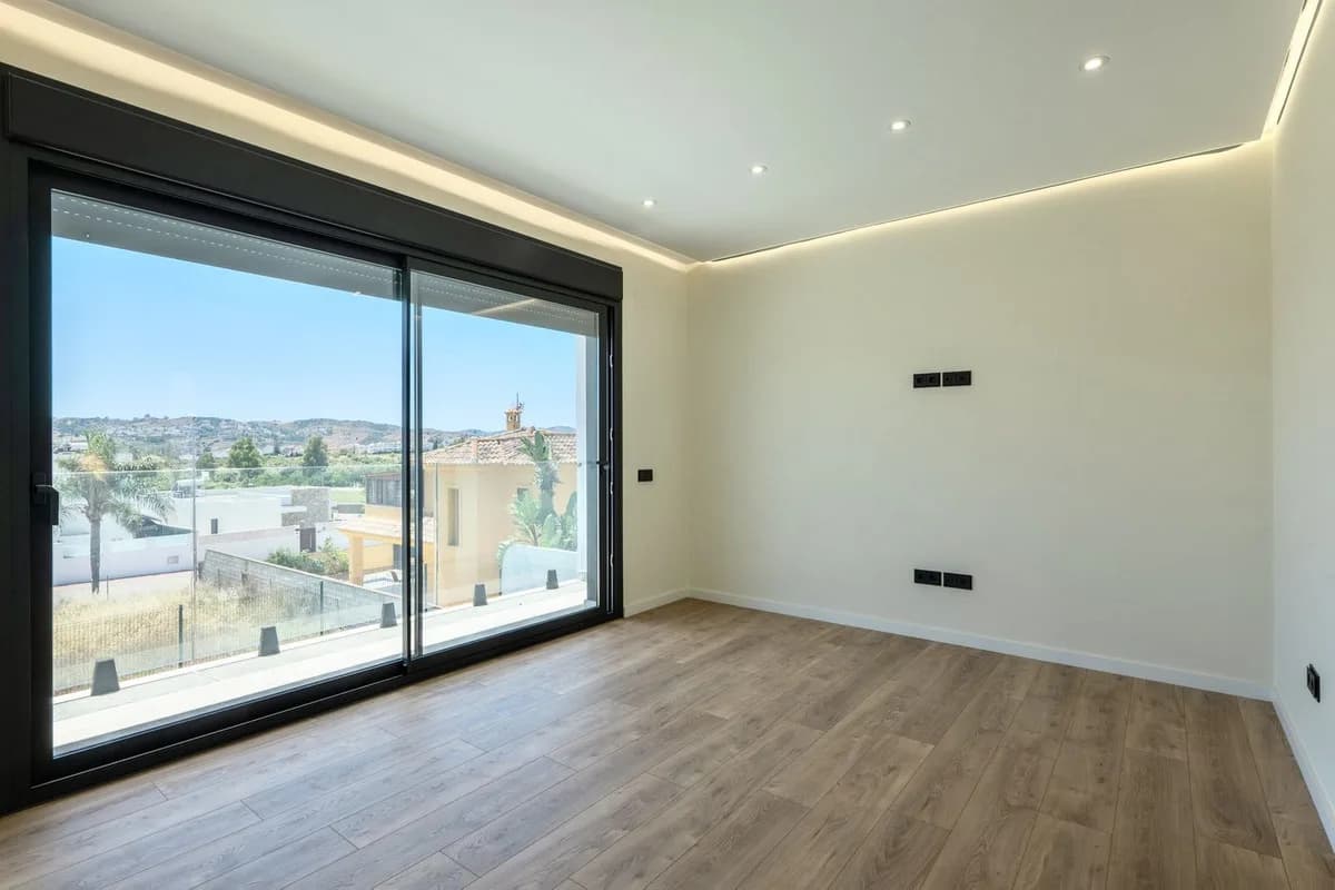 2 Bedroom Detached Villa for Sale in Sierrezuela, Málaga - Image 4