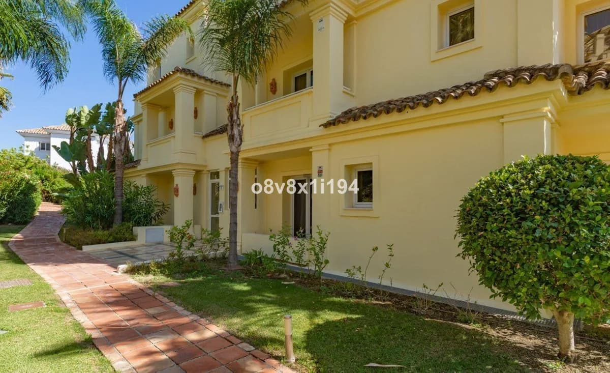 2 Bedroom Middle Floor Apartment for Sale in Casares, Málaga - Image 2