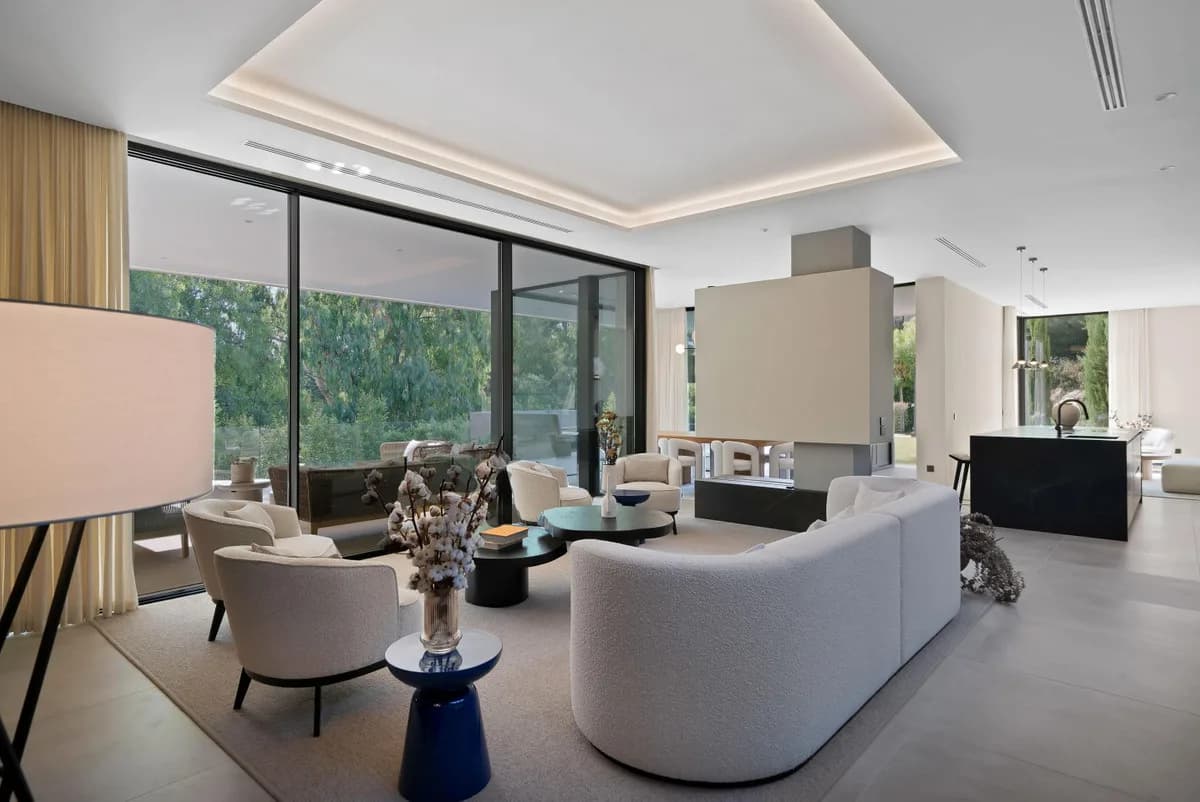 6 Bedroom Detached Villa for Sale in Marbella, Málaga - Image 6