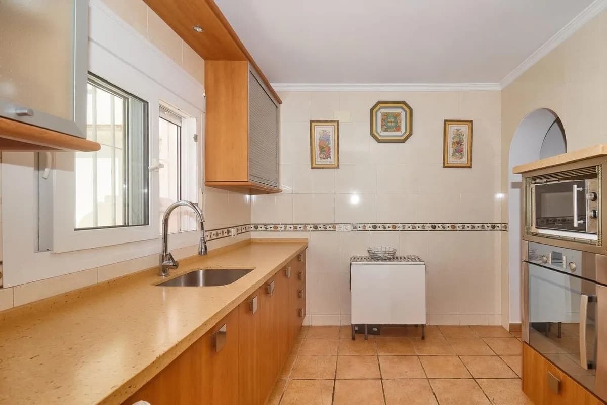 4 Bedroom Townhouse for Sale in Fuengirola, Málaga - Image 7