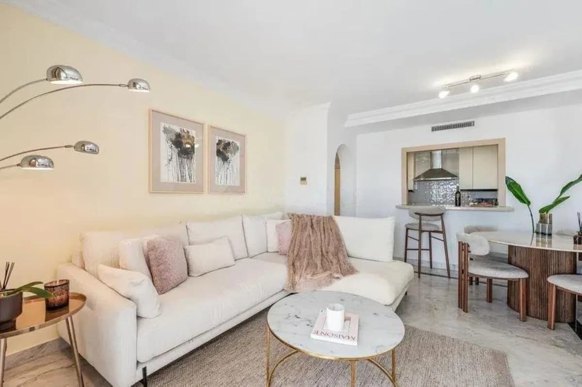 2 Bedroom Middle Floor Apartment for Sale in Puerto Banús, Málaga