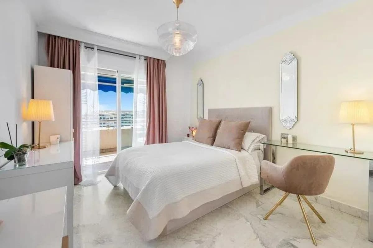 2 Bedroom Middle Floor Apartment for Sale in Puerto Banús, Málaga - Image 2