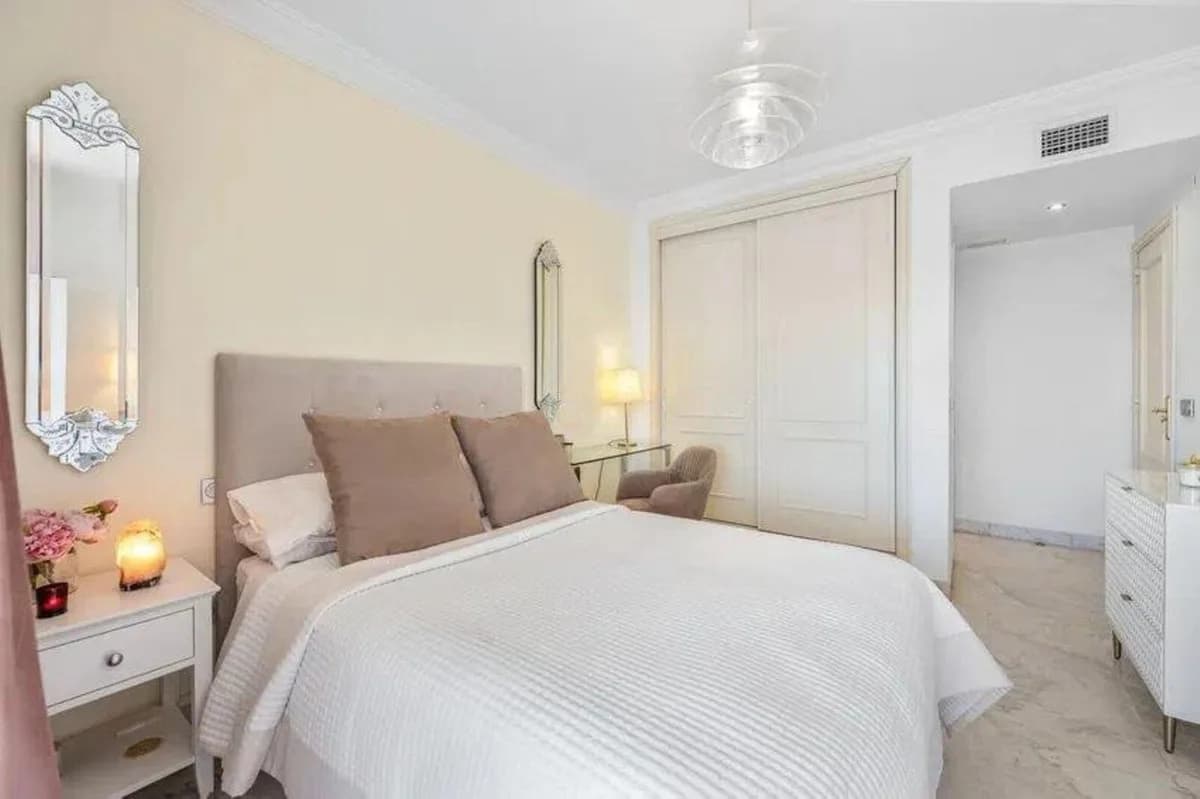 2 Bedroom Middle Floor Apartment for Sale in Puerto Banús, Málaga - Image 3
