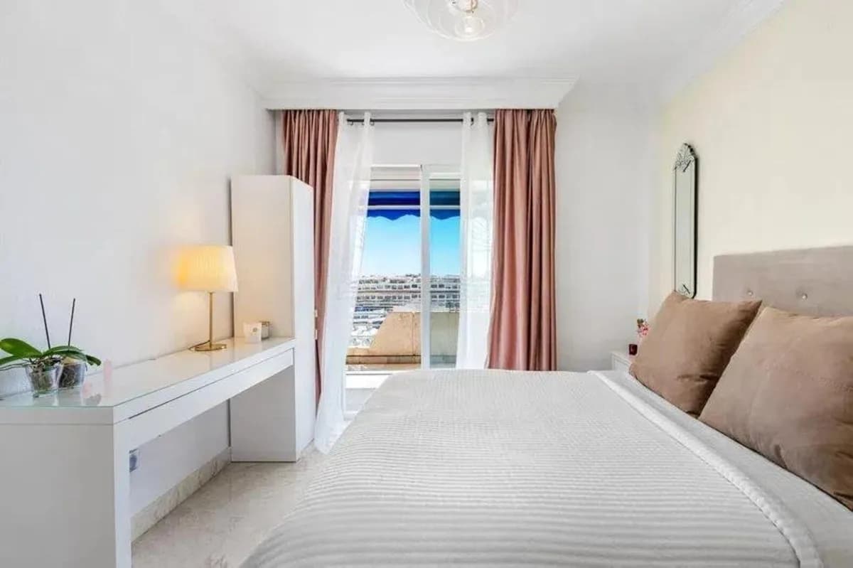 2 Bedroom Middle Floor Apartment for Sale in Puerto Banús, Málaga - Image 4