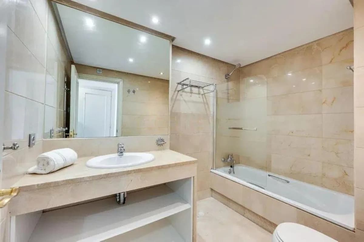 2 Bedroom Middle Floor Apartment for Sale in Puerto Banús, Málaga - Image 5