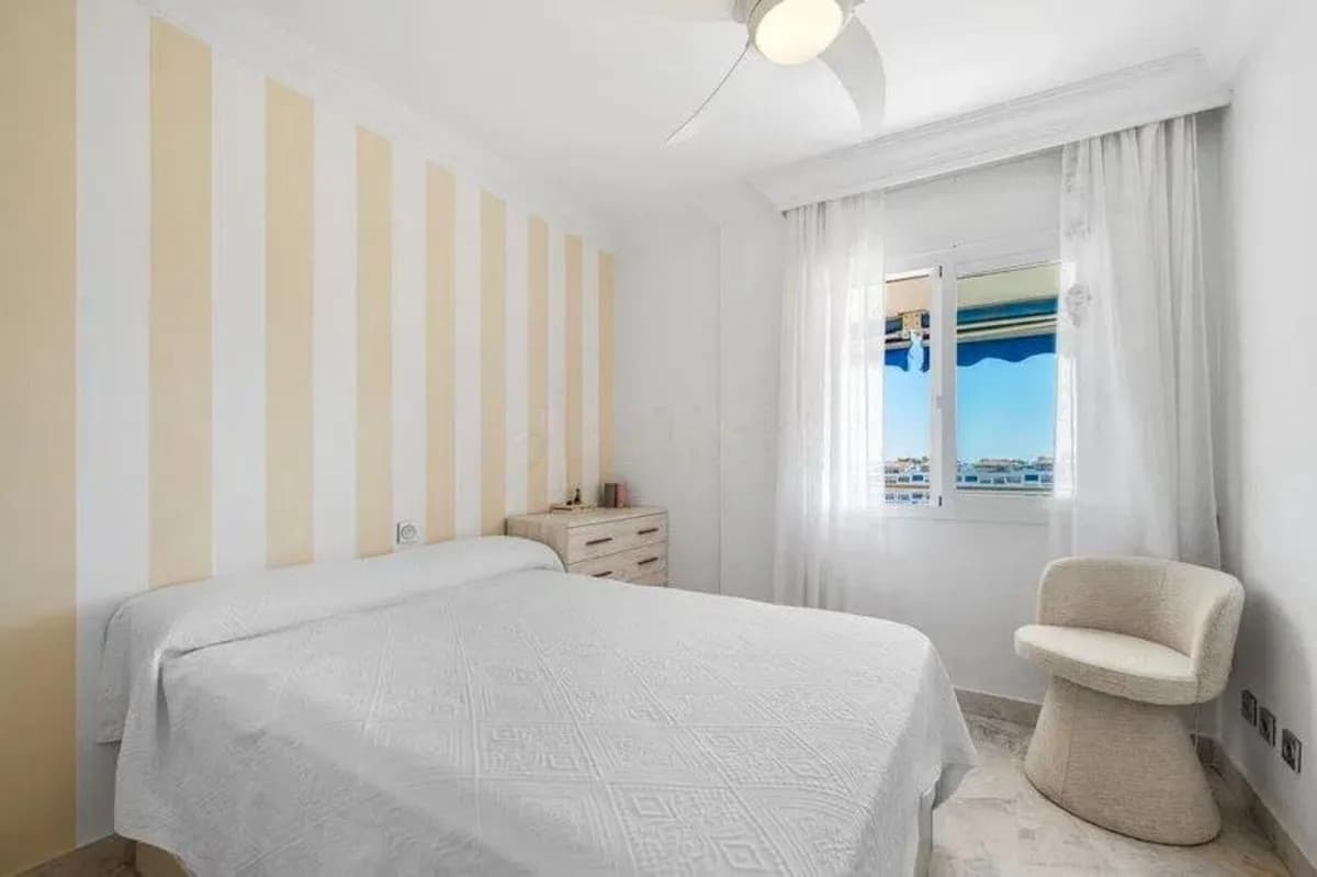 2 Bedroom Middle Floor Apartment for Sale in Puerto Banús, Málaga - Image 6