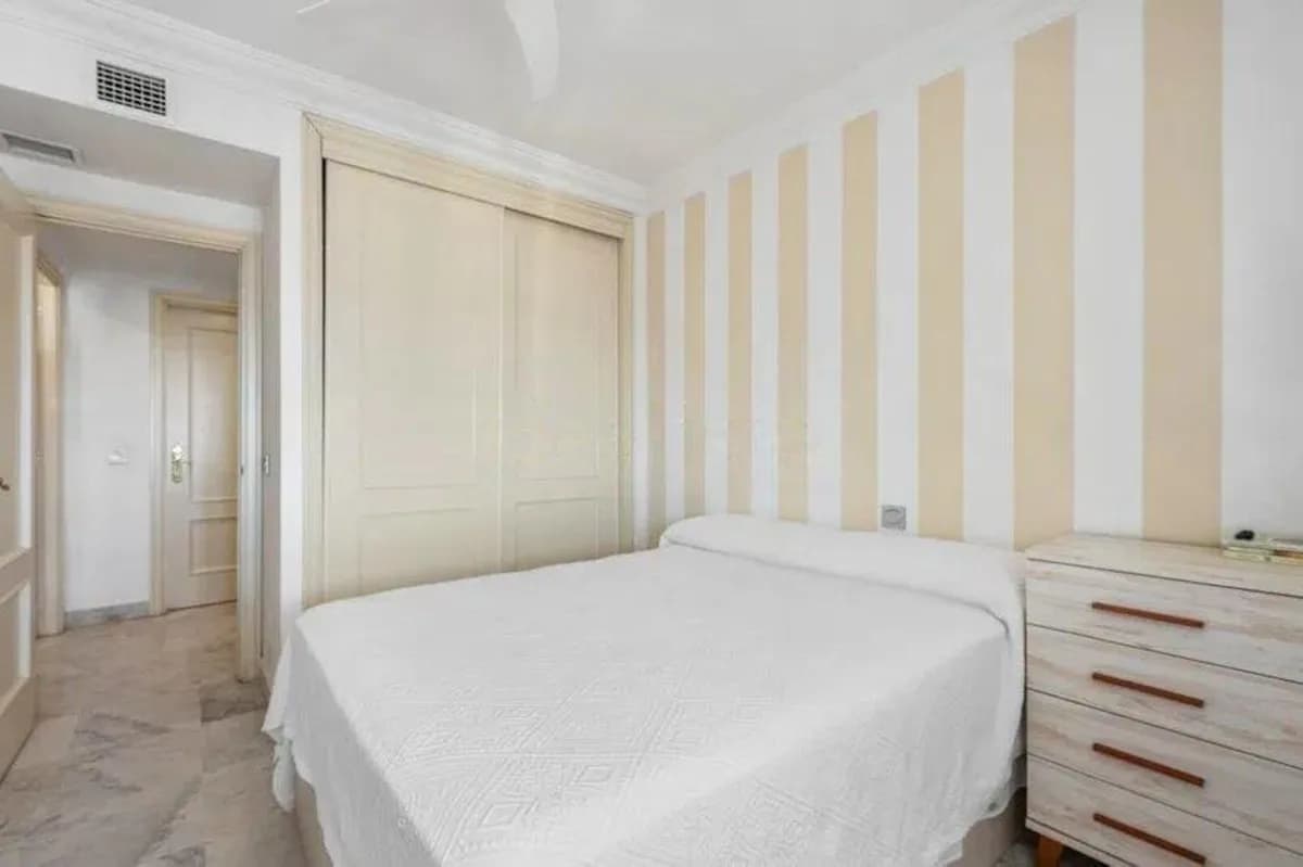2 Bedroom Middle Floor Apartment for Sale in Puerto Banús, Málaga - Image 7