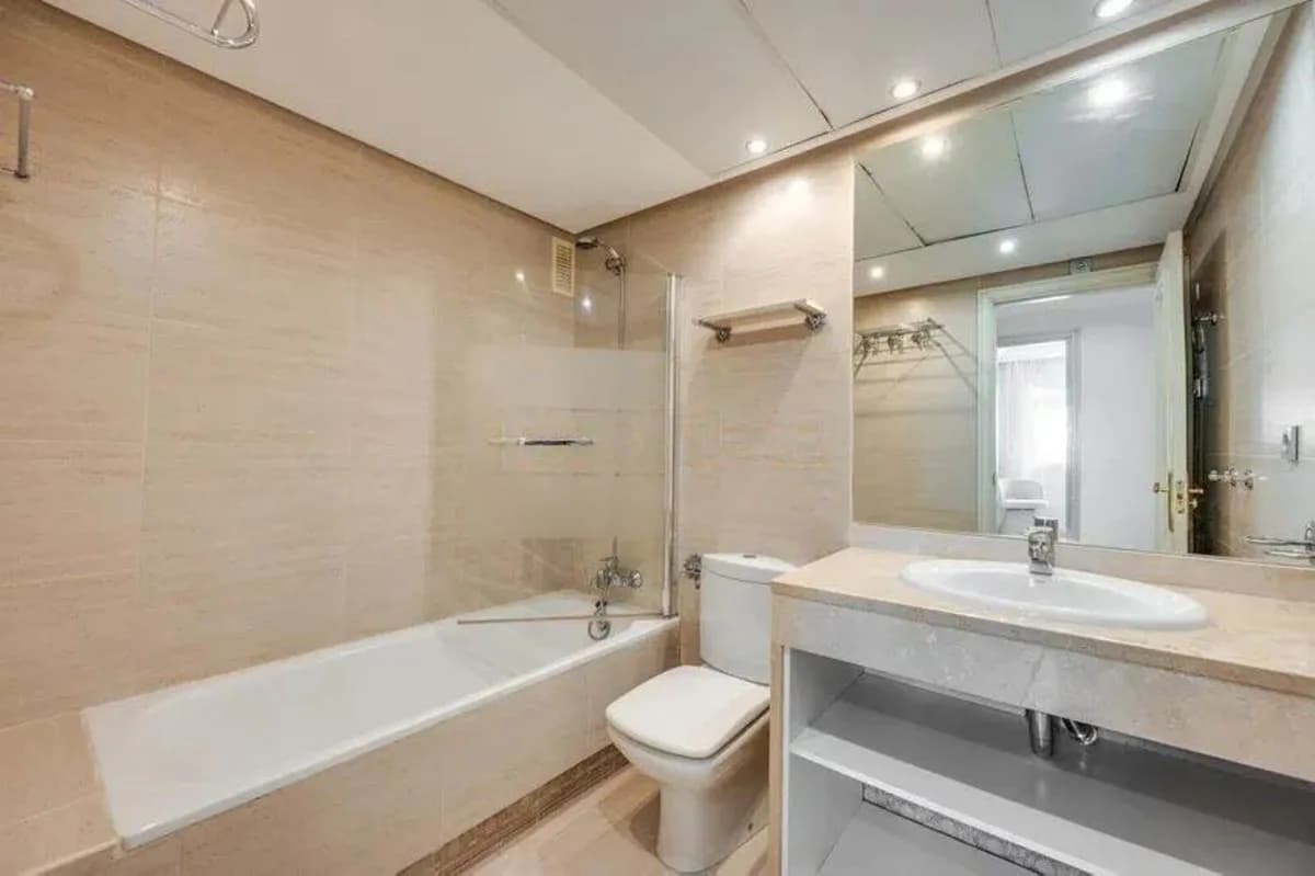 2 Bedroom Middle Floor Apartment for Sale in Puerto Banús, Málaga - Image 8