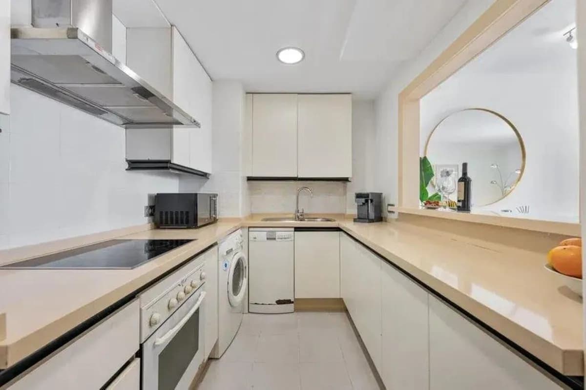 2 Bedroom Middle Floor Apartment for Sale in Puerto Banús, Málaga - Image 9
