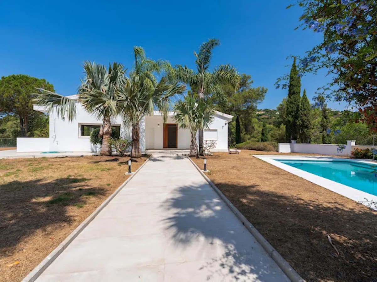 5 Bedroom Detached Villa for Sale in El Madroñal, Málaga - Image 2