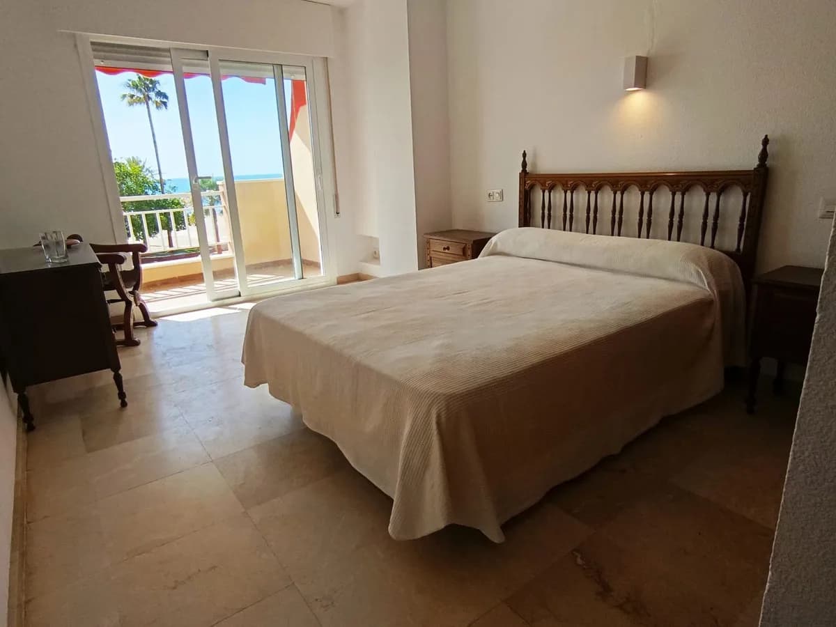 3 Bedroom Middle Floor Apartment for Sale in Fuengirola, Málaga - Image 7