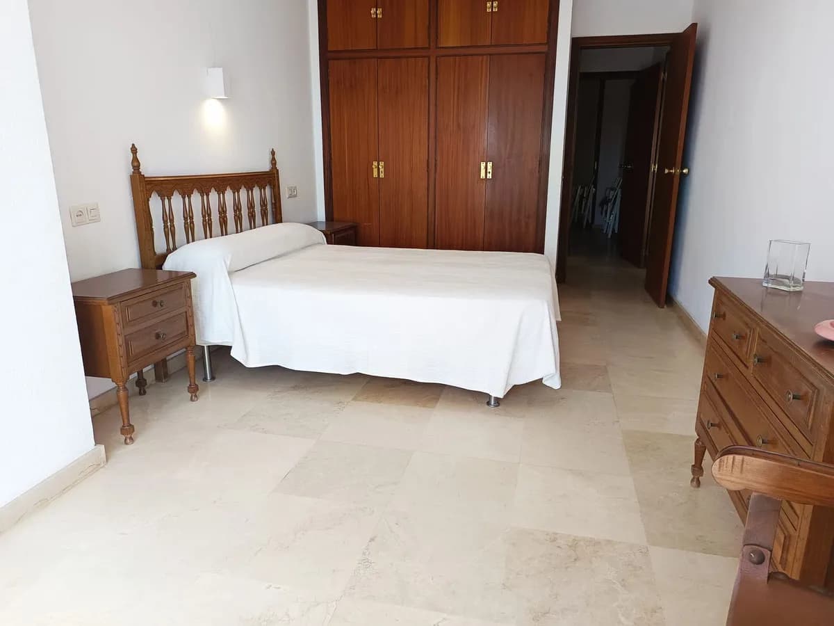 3 Bedroom Middle Floor Apartment for Sale in Fuengirola, Málaga - Image 8