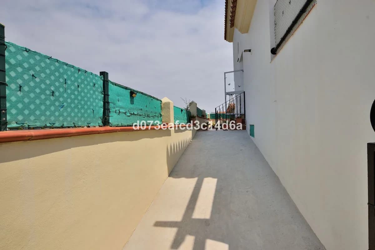 4 Bedroom Semi-Detached House for Sale in San Luis de Sabinillas, Málaga - Image 2