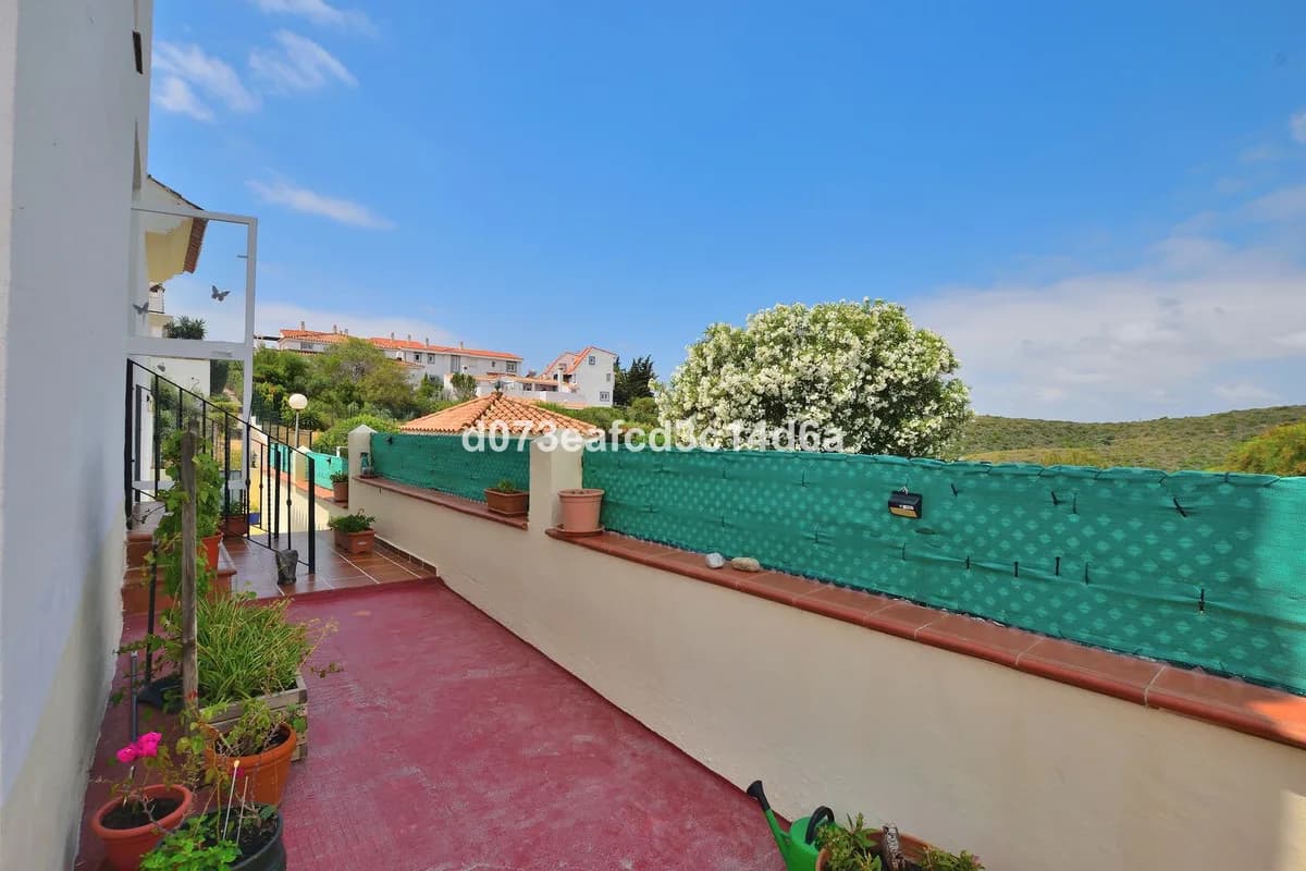 4 Bedroom Semi-Detached House for Sale in San Luis de Sabinillas, Málaga - Image 4