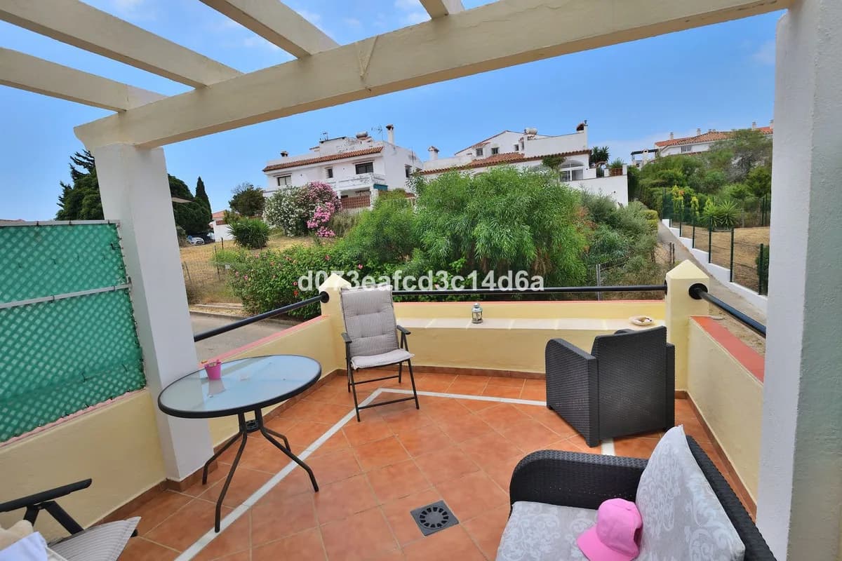 4 Bedroom Semi-Detached House for Sale in San Luis de Sabinillas, Málaga - Image 7