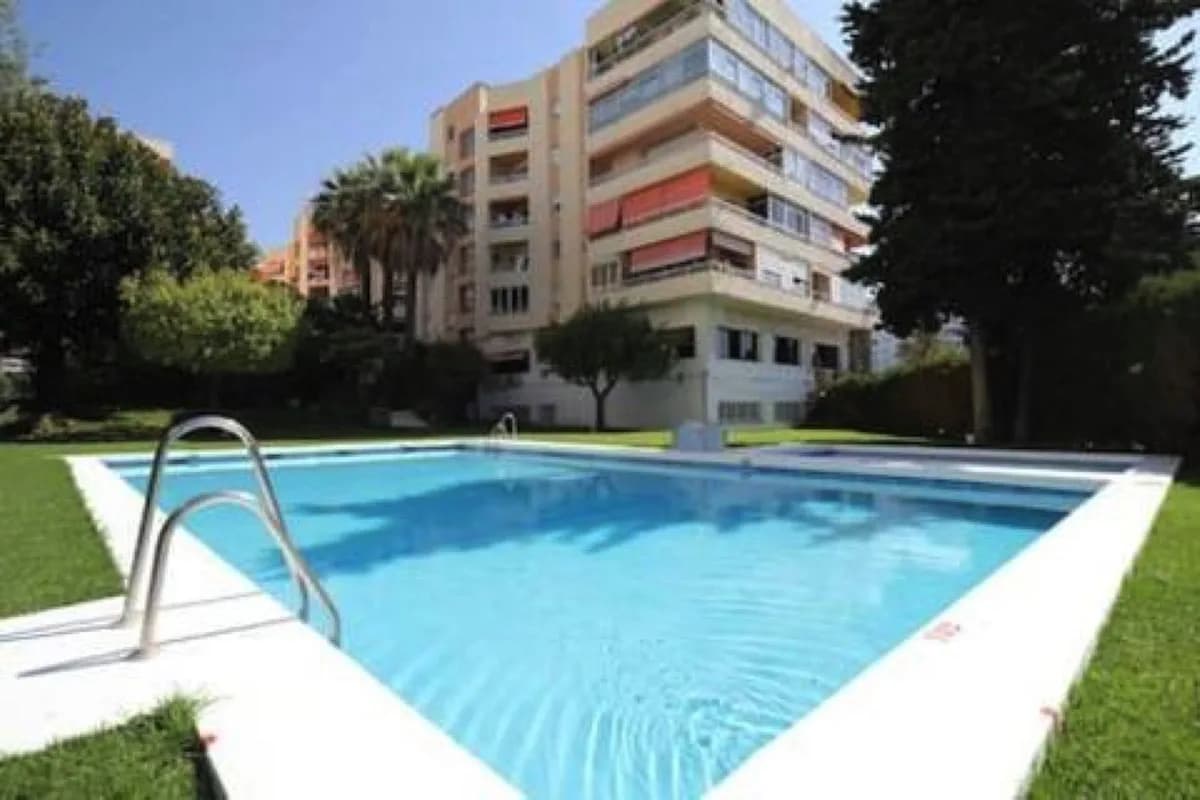 4 Bedroom Middle Floor Apartment for Sale in Marbella, Málaga