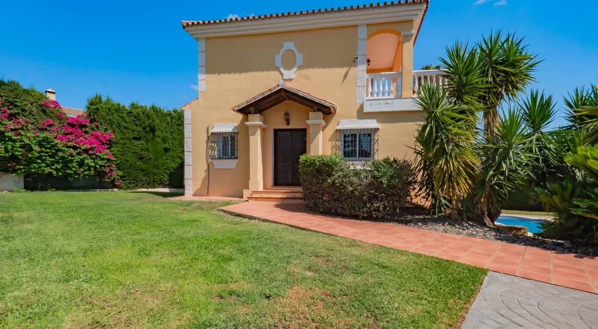 7 Bedroom Detached Villa for Sale in Coín, Málaga - Image 2