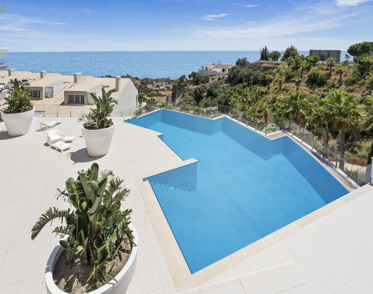 2 Bedroom Middle Floor Apartment for Sale in Benalmadena, Málaga - Image 5