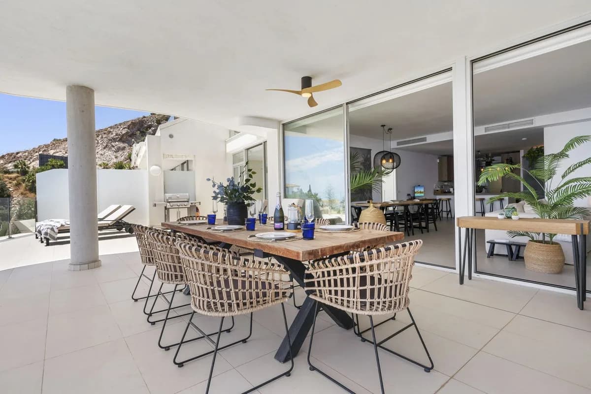 2 Bedroom Middle Floor Apartment for Sale in Benalmadena, Málaga - Image 9