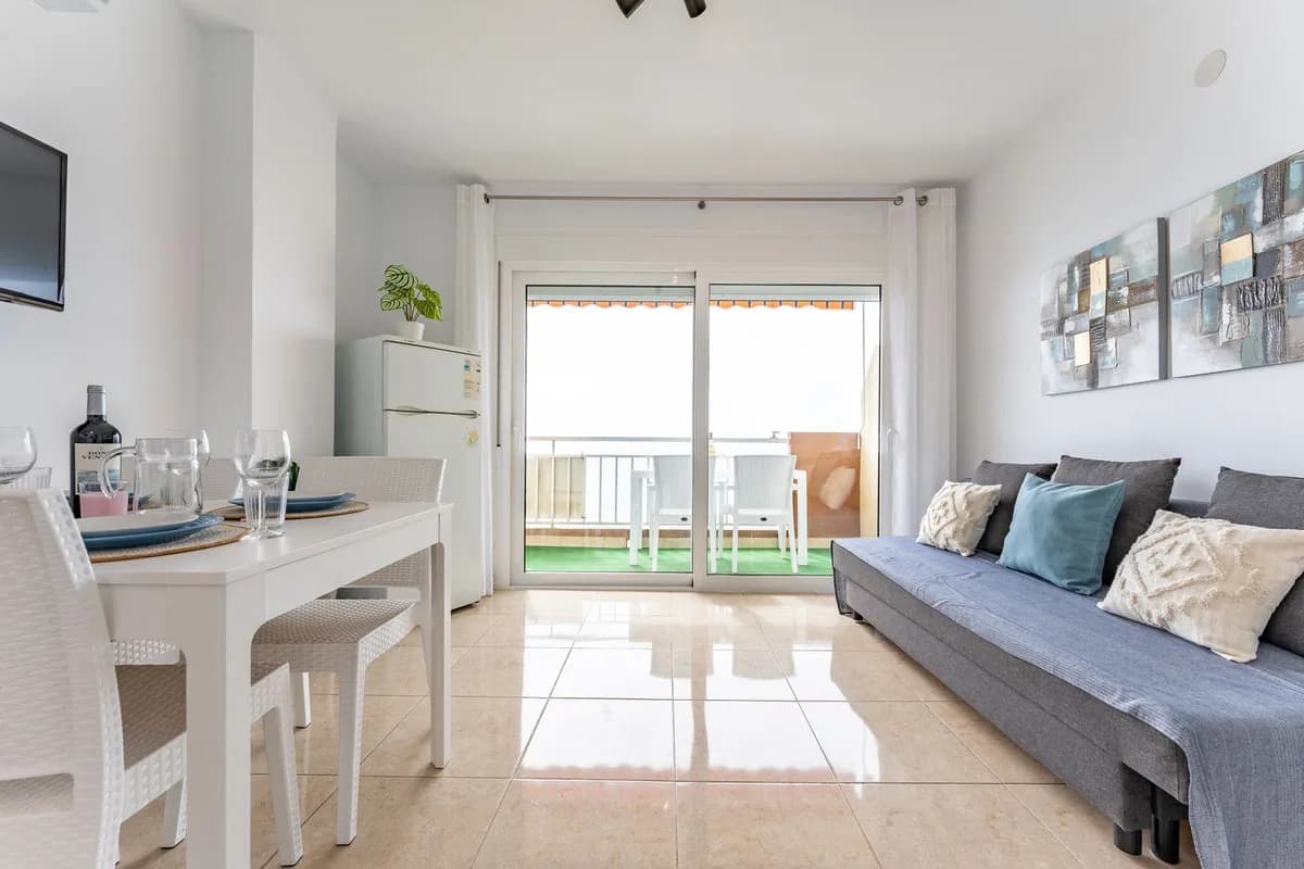 2 Bedroom Middle Floor Apartment for Sale in Fuengirola, Málaga - Image 3