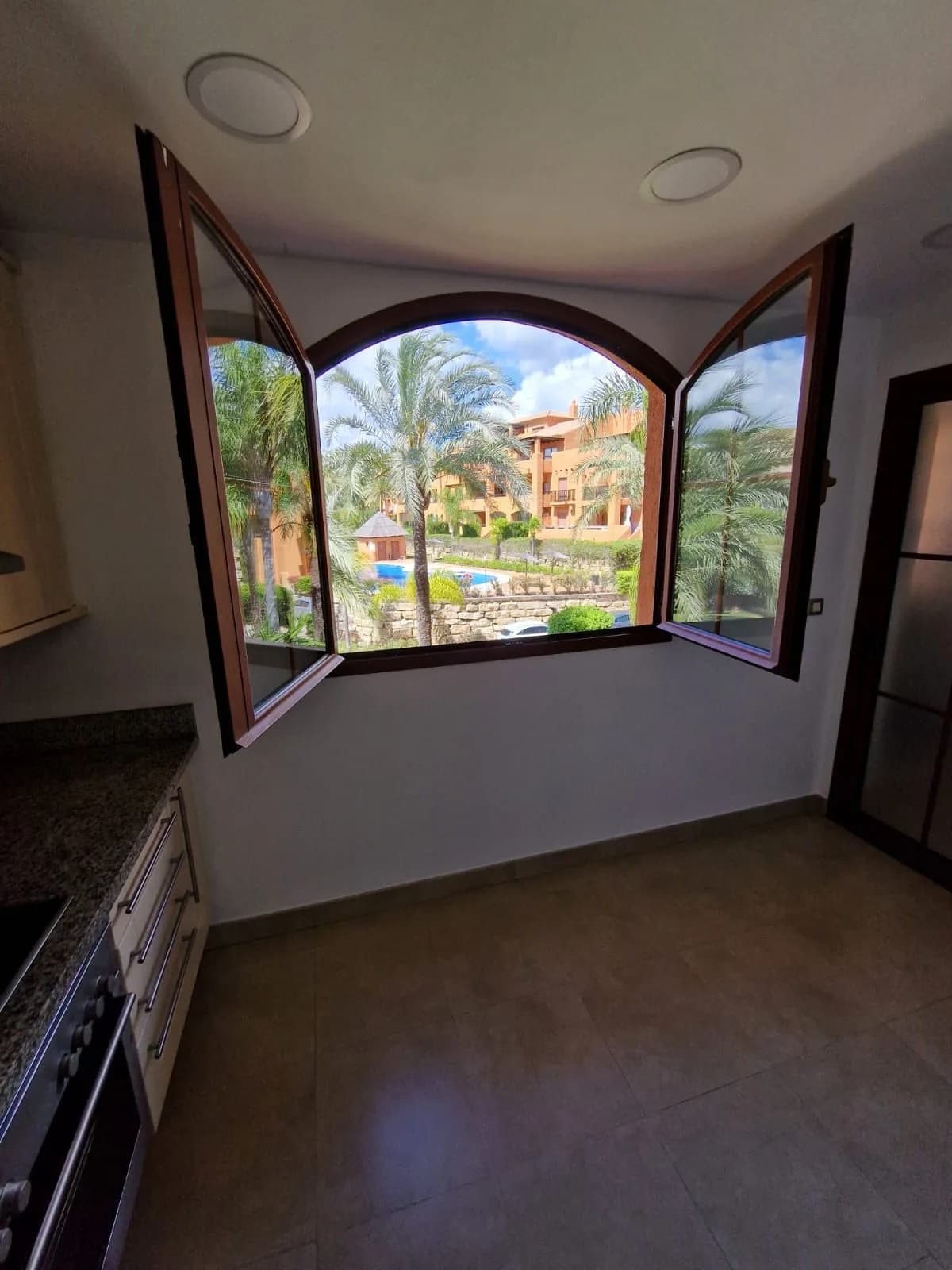 2 Bedroom Middle Floor Apartment for Sale in Benahavís, Málaga - Image 9
