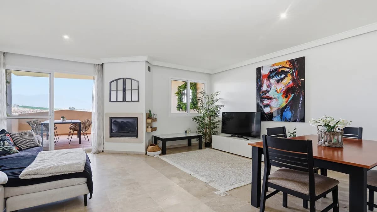 2 Bedroom Middle Floor Apartment for Sale in La Duquesa, Málaga - Image 2