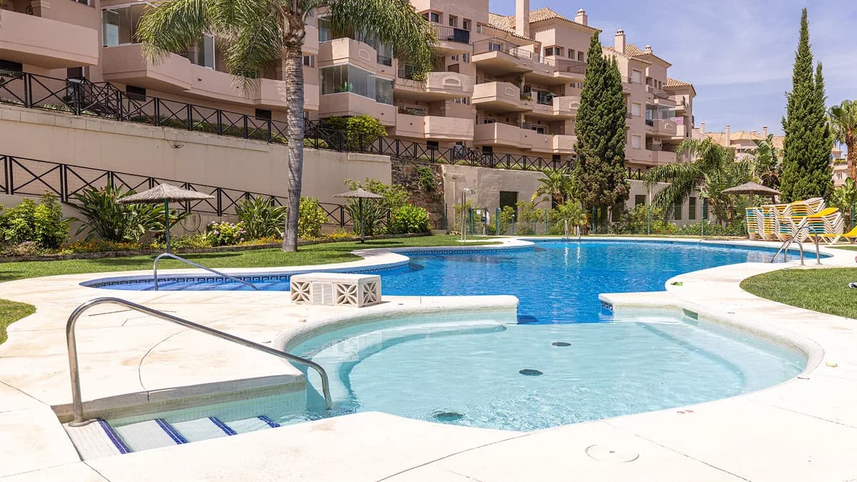 2 Bedroom Middle Floor Apartment for Sale in La Duquesa, Málaga - Image 4