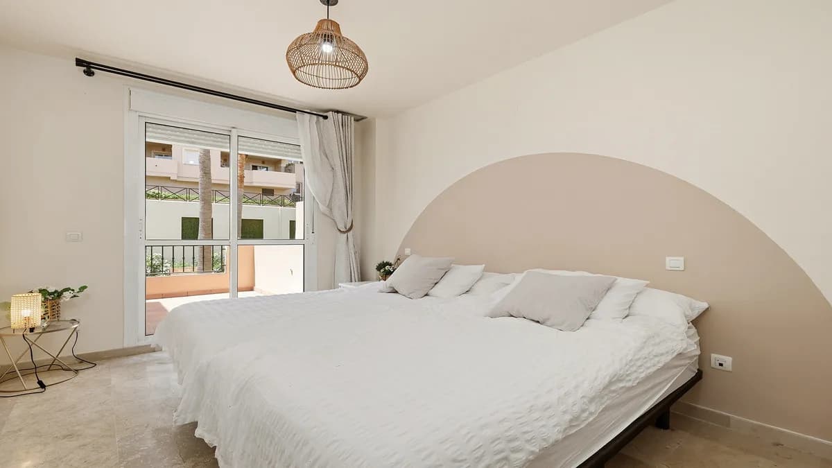 2 Bedroom Middle Floor Apartment for Sale in La Duquesa, Málaga - Image 7