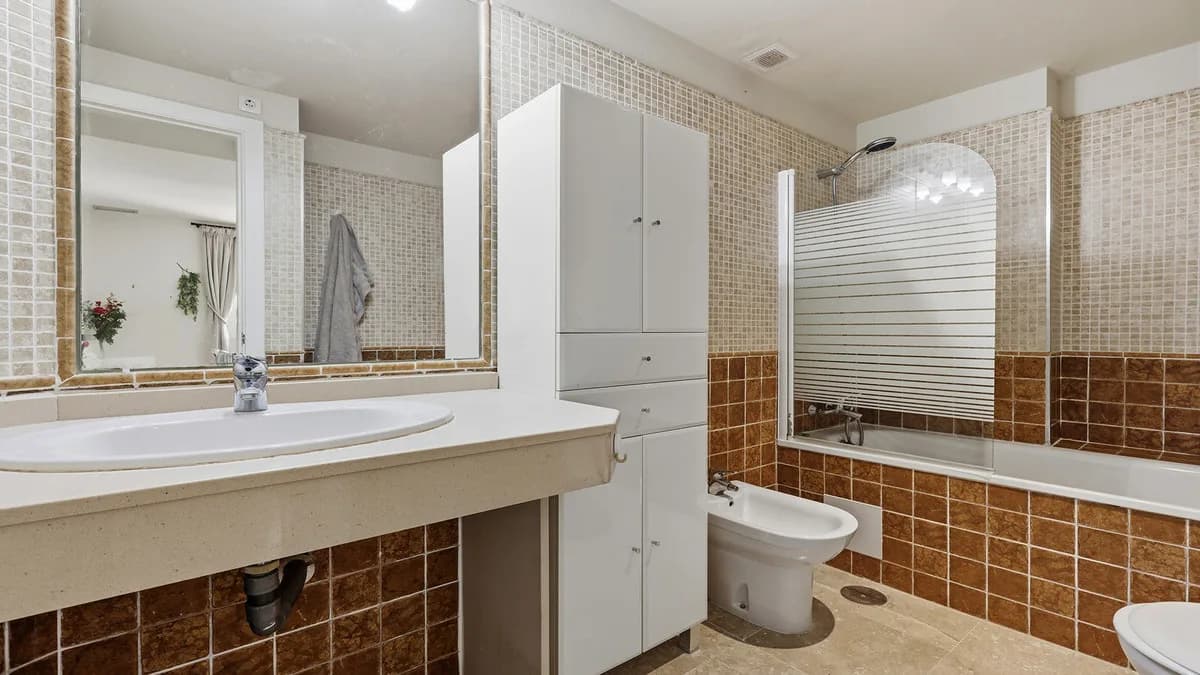 2 Bedroom Middle Floor Apartment for Sale in La Duquesa, Málaga - Image 8