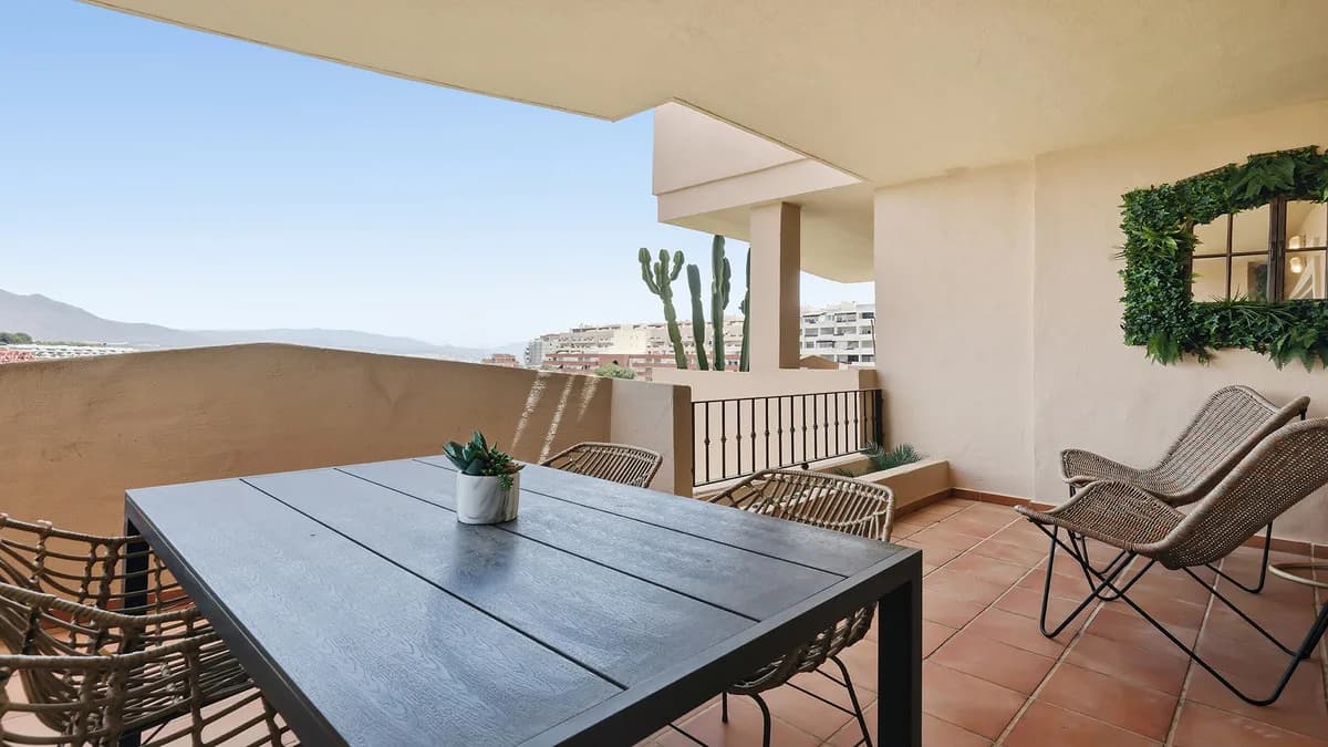 2 Bedroom Middle Floor Apartment for Sale in La Duquesa, Málaga - Image 9