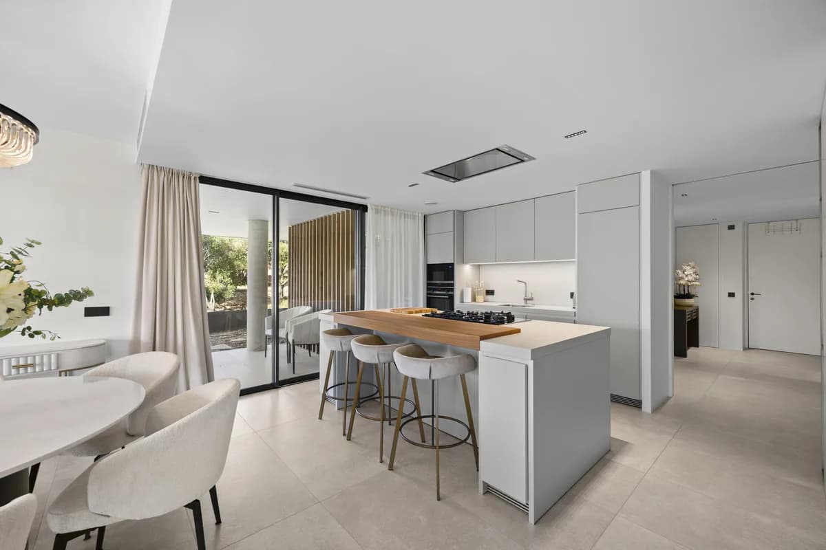 3 Bedroom Middle Floor Apartment for Sale in Sotogrande, Cádiz - Image 9