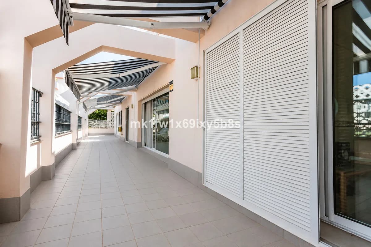 4 Bedroom Middle Floor Apartment for Sale in Marbella, Málaga - Image 2