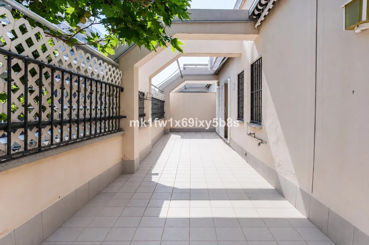 4 Bedroom Middle Floor Apartment for Sale in Marbella, Málaga - Image 4