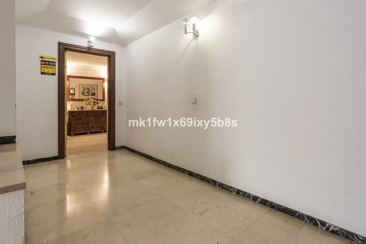 4 Bedroom Middle Floor Apartment for Sale in Marbella, Málaga - Image 6