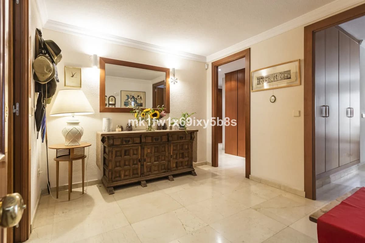 4 Bedroom Middle Floor Apartment for Sale in Marbella, Málaga - Image 7