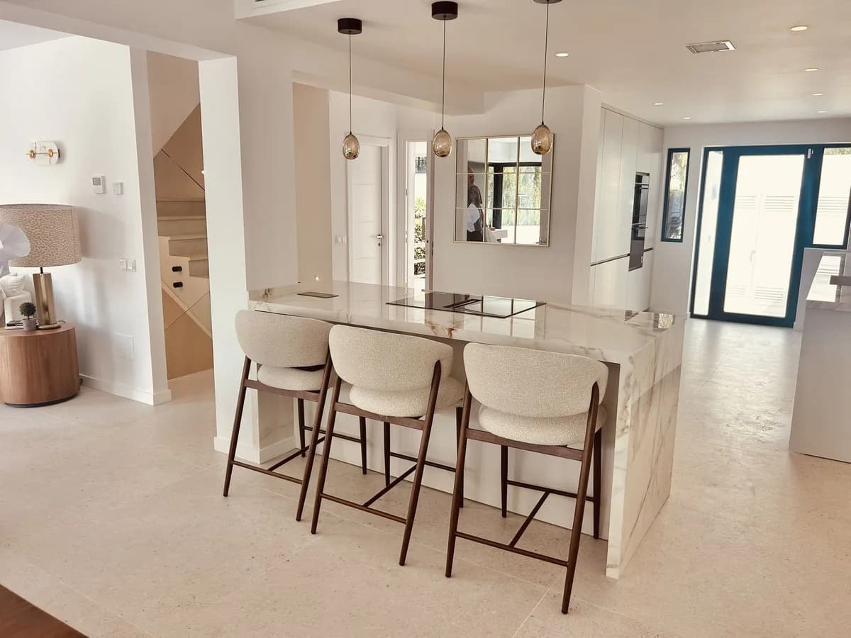 4 Bedroom Townhouse for Sale in The Golden Mile, Málaga - Image 2