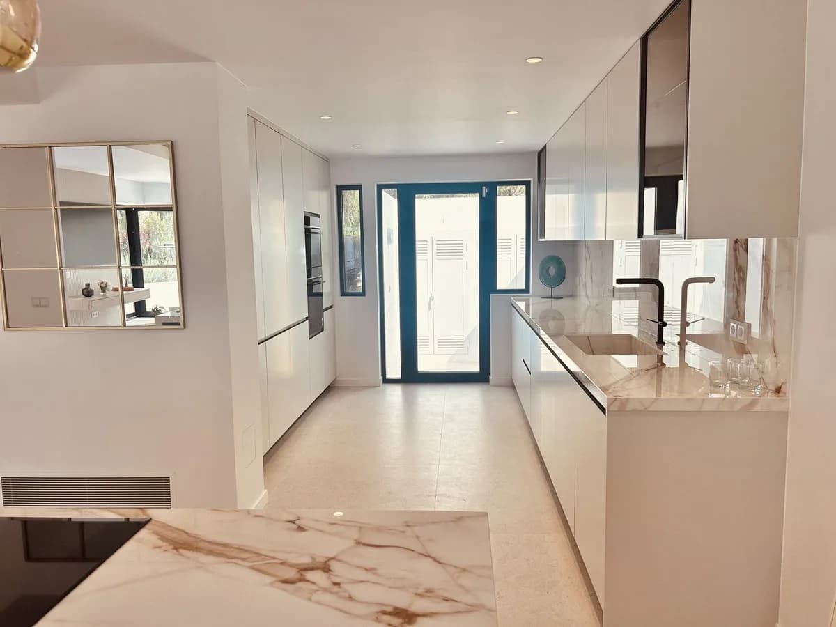 4 Bedroom Townhouse for Sale in The Golden Mile, Málaga - Image 5