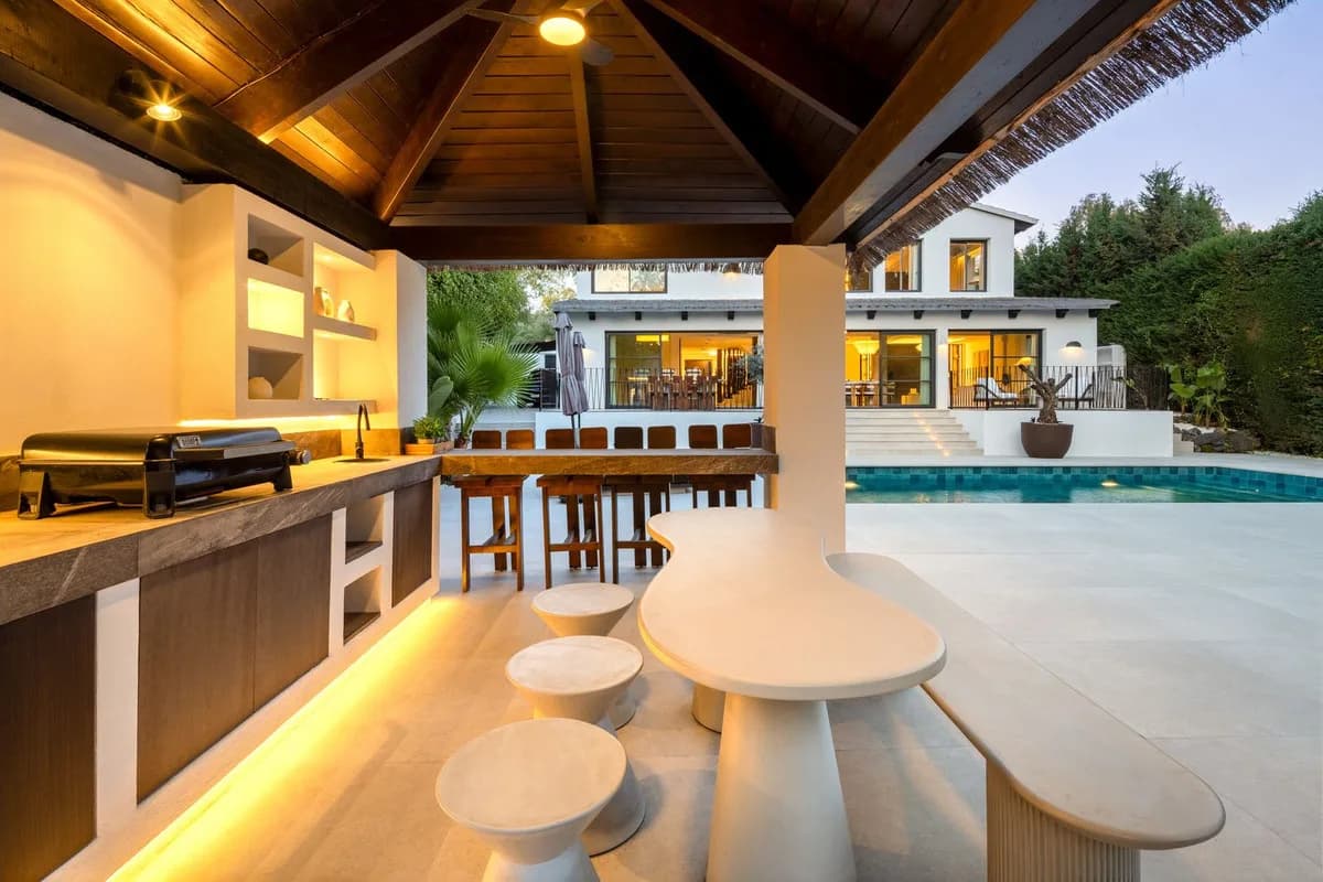 5 Bedroom Detached Villa for Sale in Nueva Andalucía, Málaga - Image 8