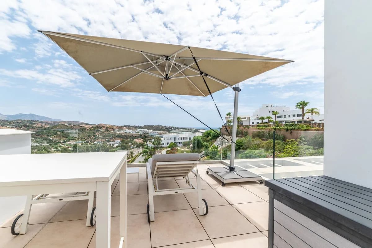 3 Bedroom Middle Floor Apartment for Sale in La Cala de Mijas, Málaga - Image 2