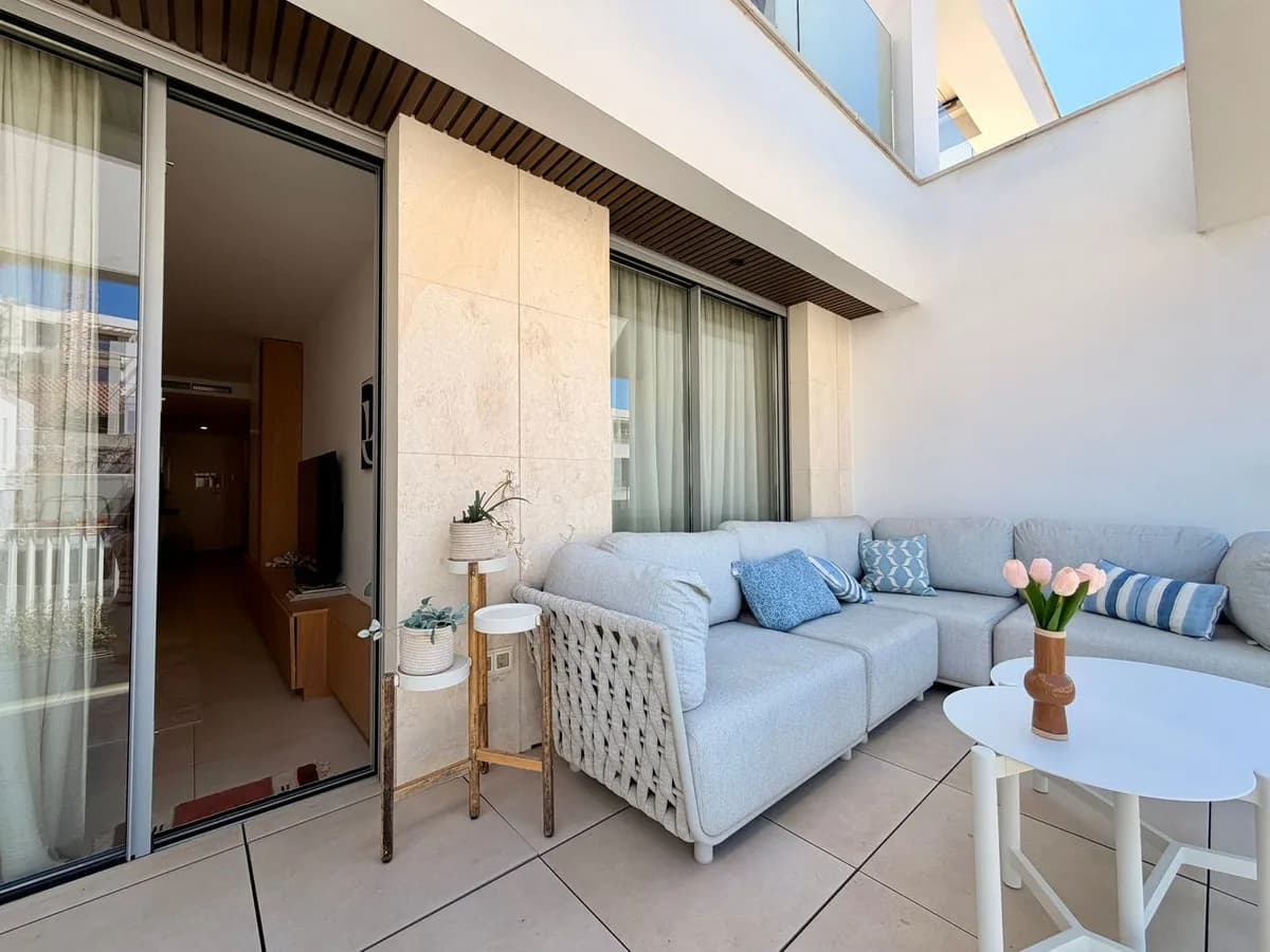 2 Bedroom Middle Floor Apartment for Sale in Elviria, Málaga - Image 2