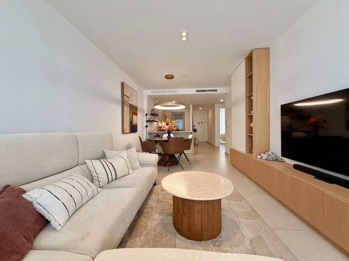 2 Bedroom Middle Floor Apartment for Sale in Elviria, Málaga - Image 4