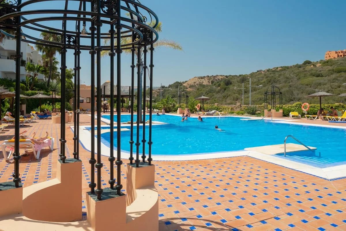 2 Bedroom Middle Floor Apartment for Sale in La Duquesa, Málaga - Image 2