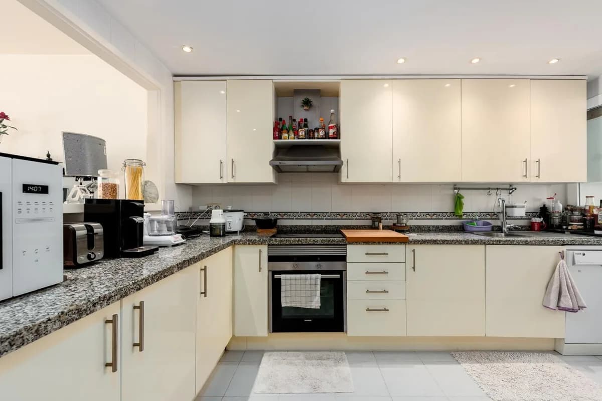 2 Bedroom Middle Floor Apartment for Sale in La Duquesa, Málaga - Image 4
