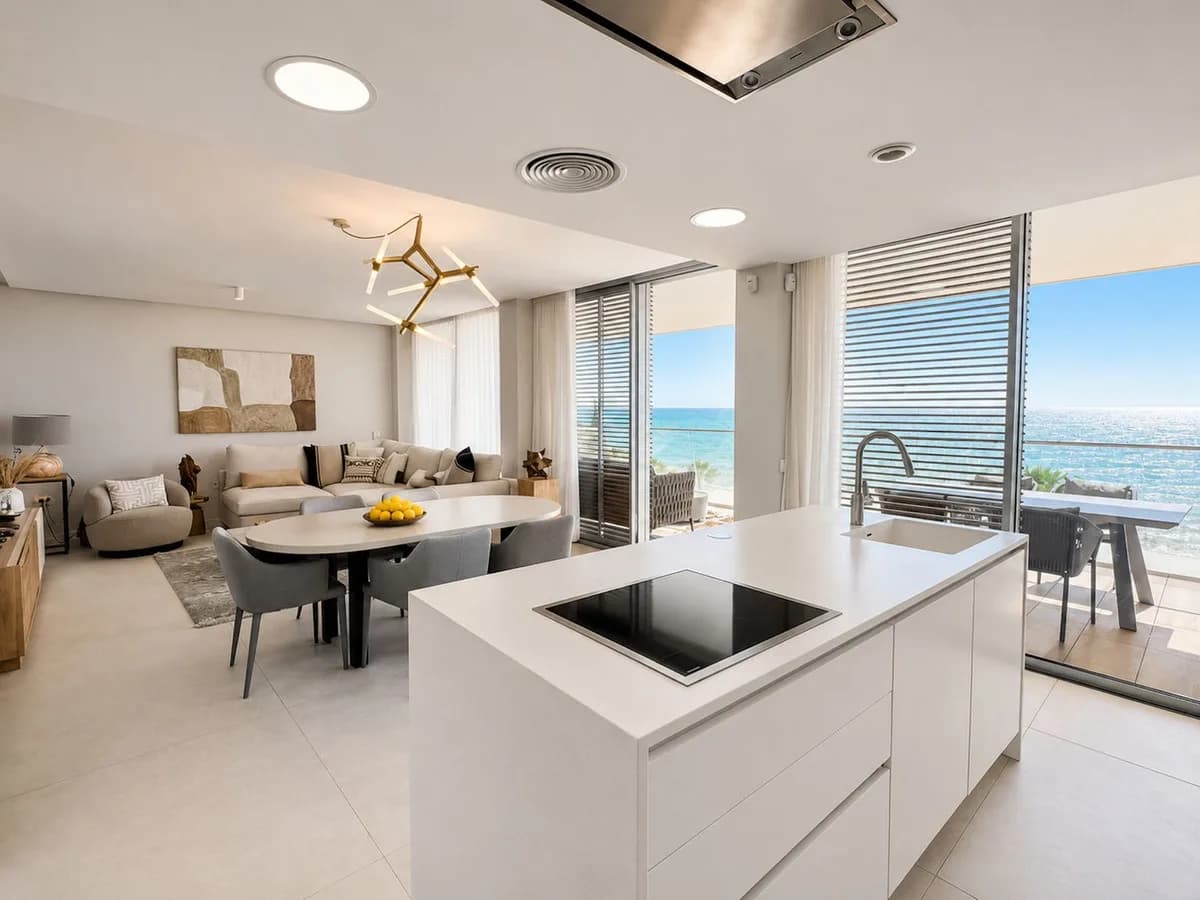 4 Bedroom Middle Floor Apartment for Sale in Estepona, Málaga - Image 2
